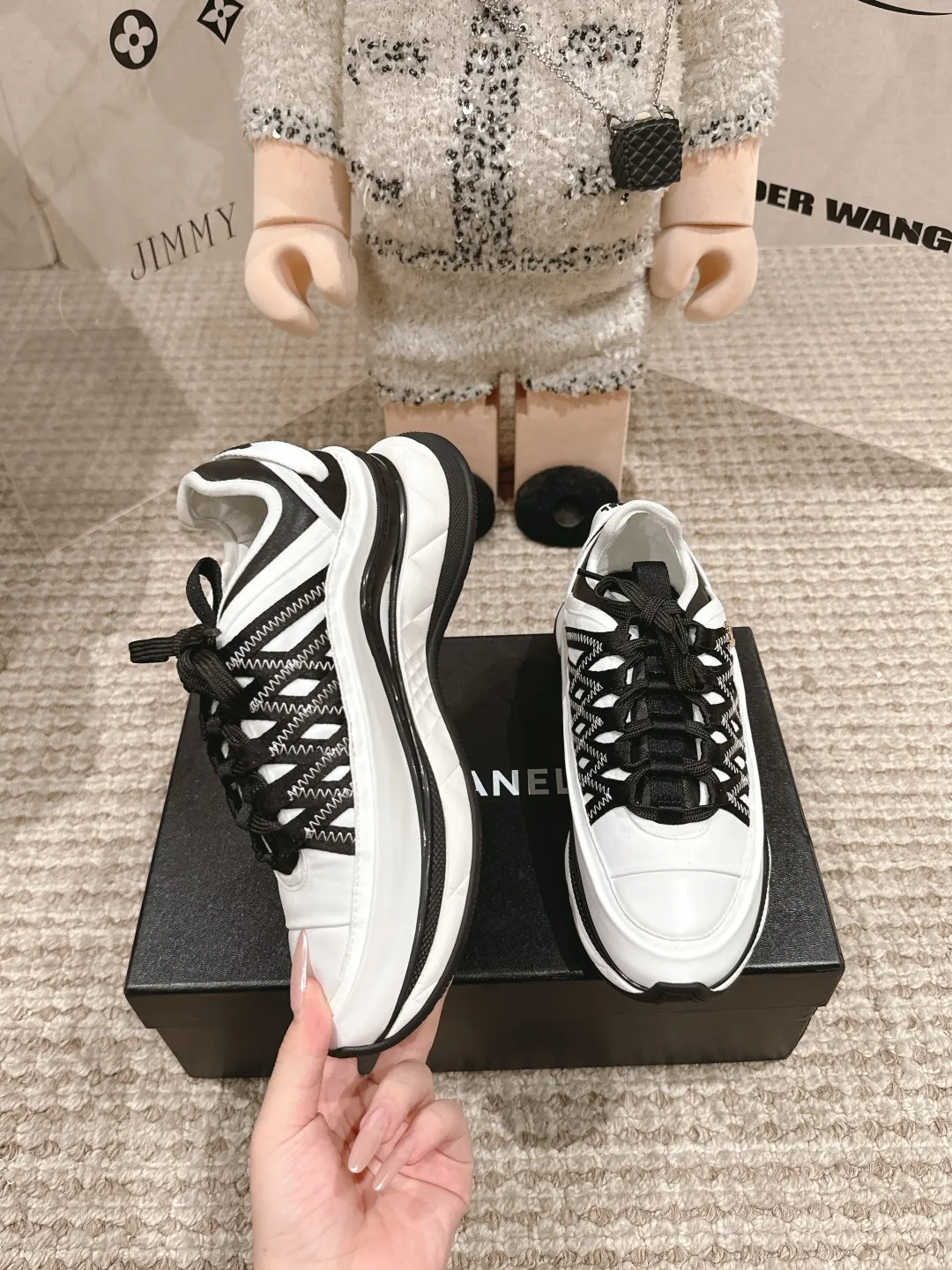 Factory price: 640💰Chanel Chanel dad shoes, for men and women - top casual sports shoes in the counter. This classic design; the upper is electro-embroidered with a variety of techniques; the outsole is fashionable and sporty; it is unusual to incorporate a variety of color matching elements... The diversified mix and match is very good-looking and versatile, and can be used for leisure, fashion, sports and outdoor... ꫛꫀꪝ Go➫ Material: ❶Upper used: Original imported first-layer silk cowhide + original waterproof cloth + original first-layer cowhide ❷Inner lining: original sheep lining ❸Outsole based on: original T men's shoes 💰U combination outsole Counter boutique packaging complete set for women, code number: 35–41 (customized 40, 41)